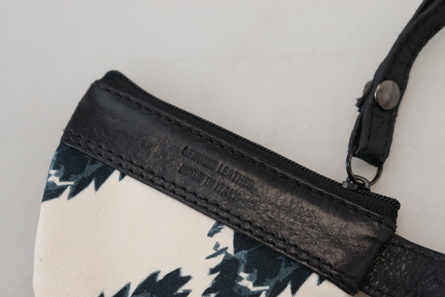 Costume National Weißes Echtleder Münzgeldbörse Riemen Brieftasche