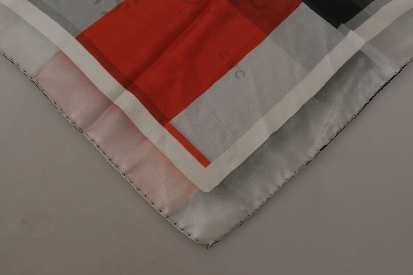 Costume National Grauer Roter Seidenschal Foulard Wickelschal