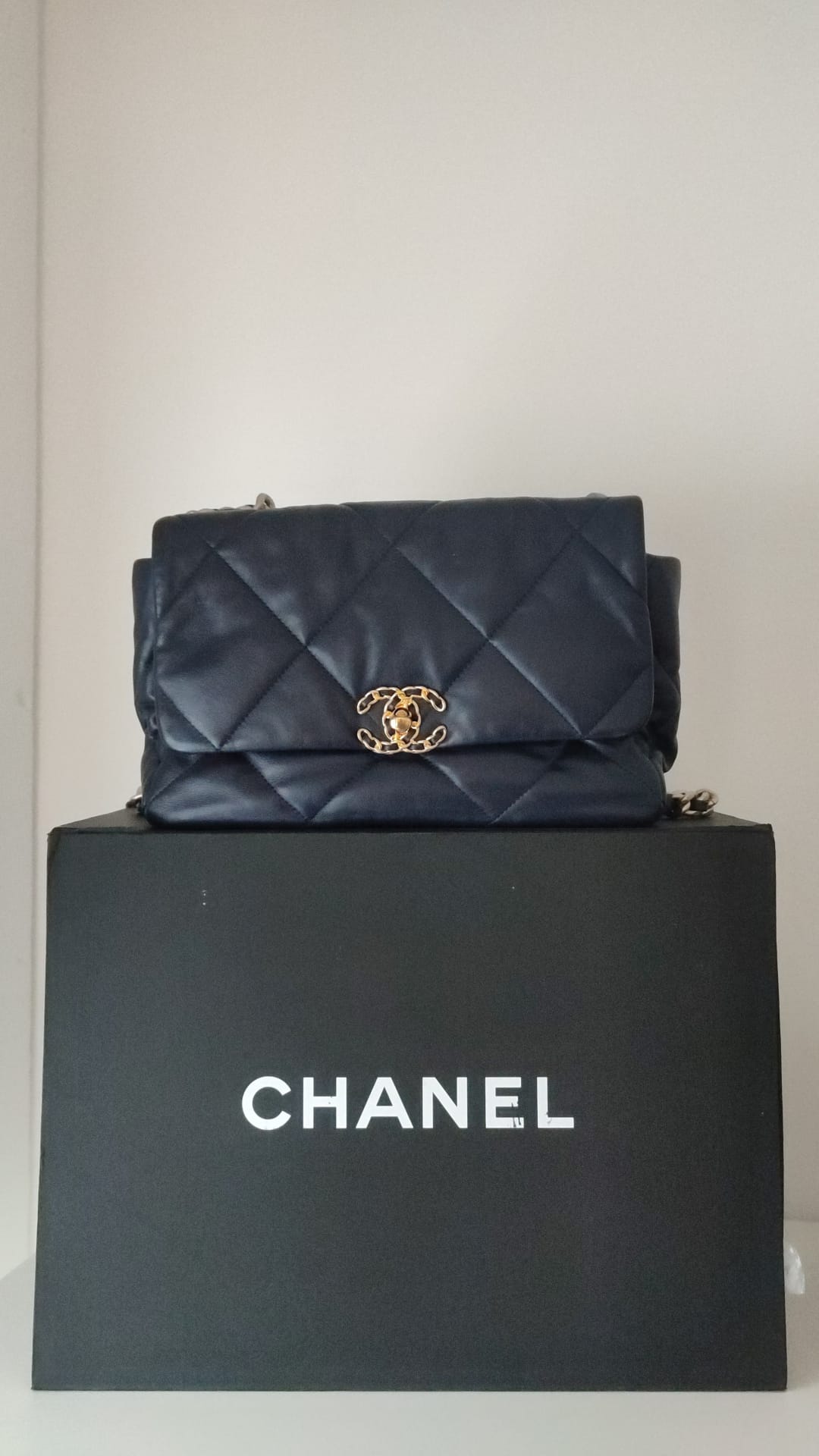 Chanel Blaue Lederumhängetasche mit gesteppter Kette