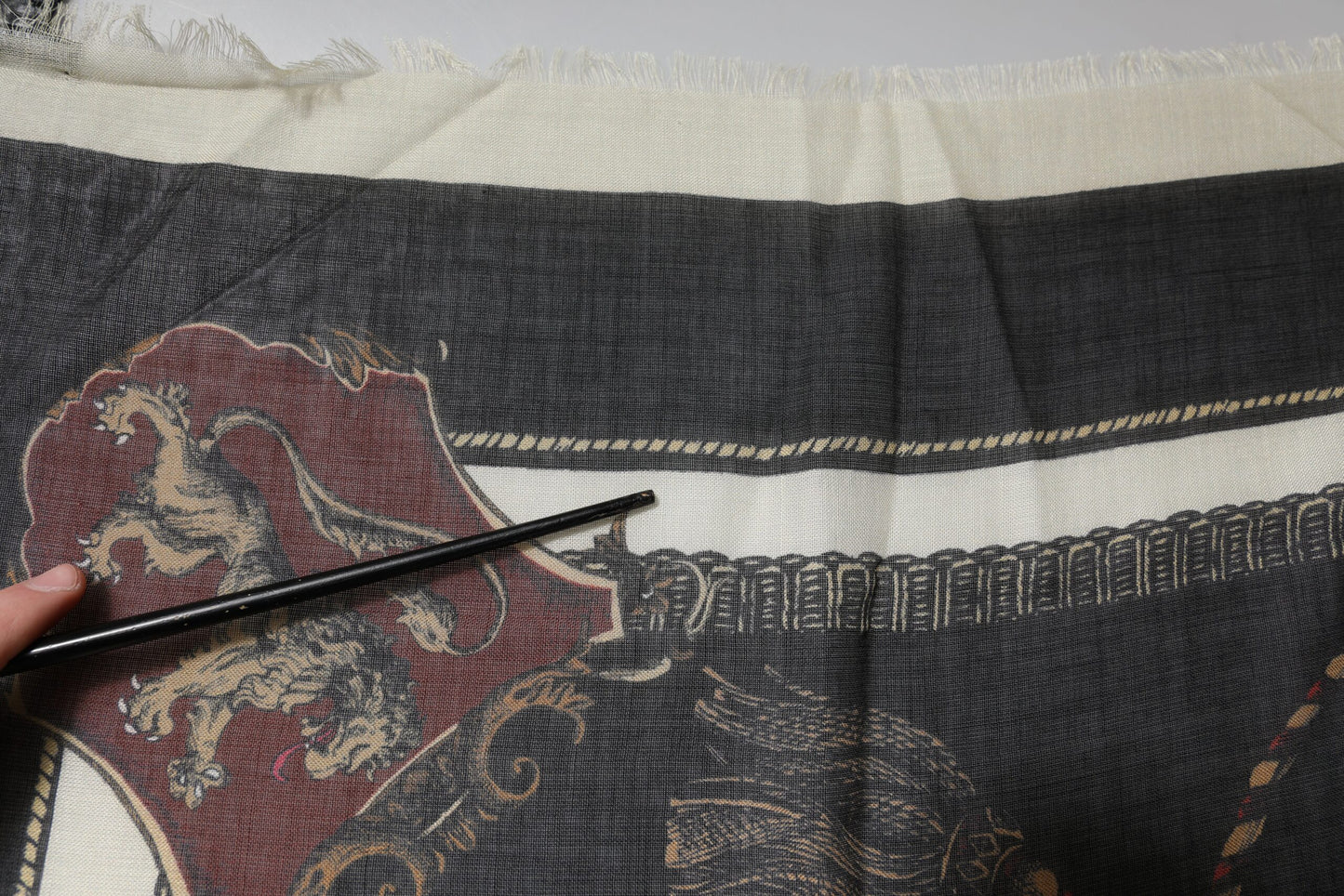 Dolce & Gabbana Mehrfarbig bedruckter Foulardschal aus Kaschmir