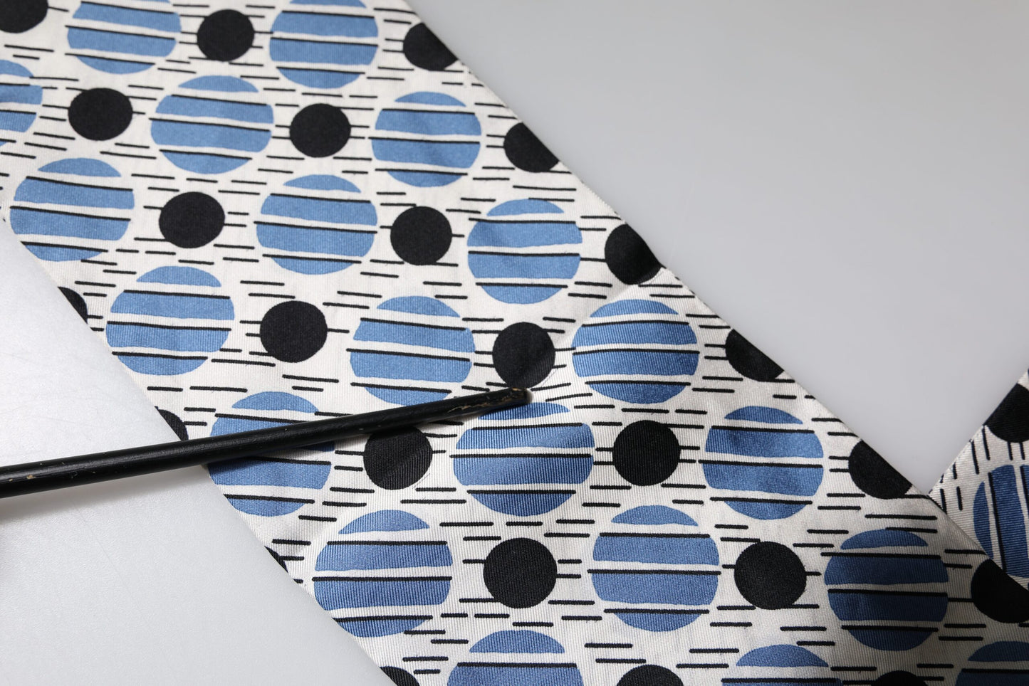 Dolce & Gabbana Weiß-blau gepunkteter Seidenschal mit Skinny