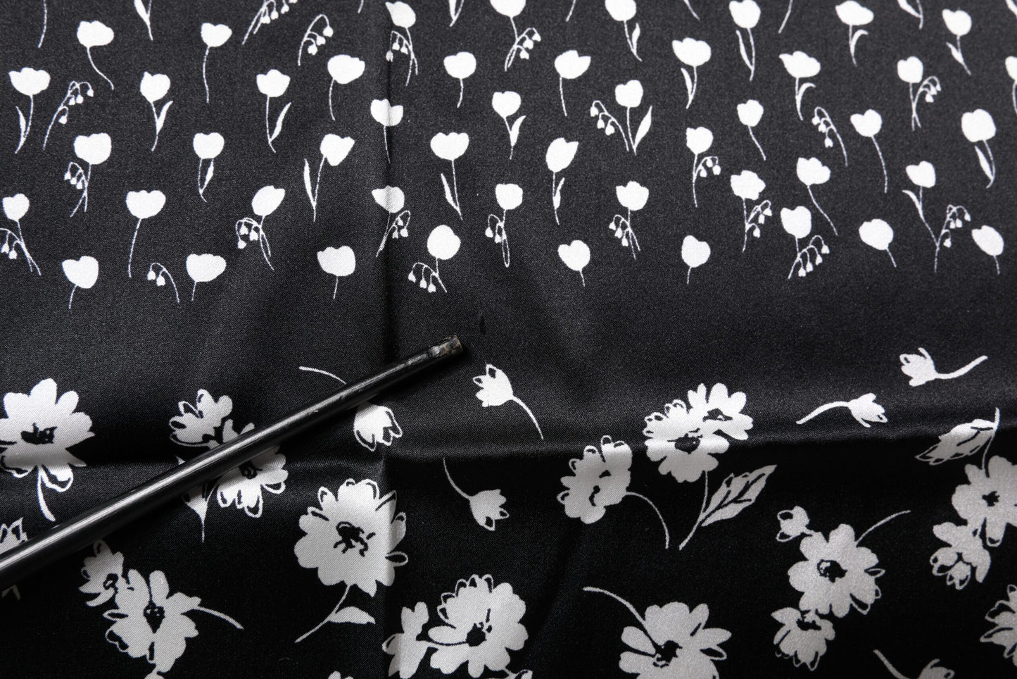 Dolce & Gabbana Schwarzer floraler Seidenschal mit quadratischem Umschlag