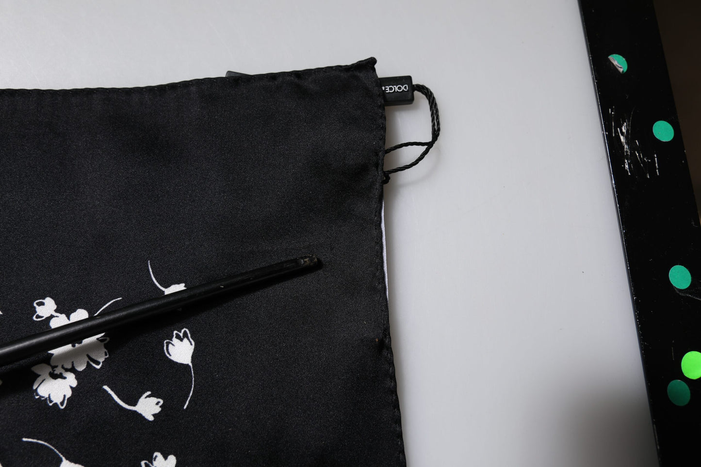 Dolce & Gabbana Schwarzer floraler Seidenschal mit quadratischem Umschlag