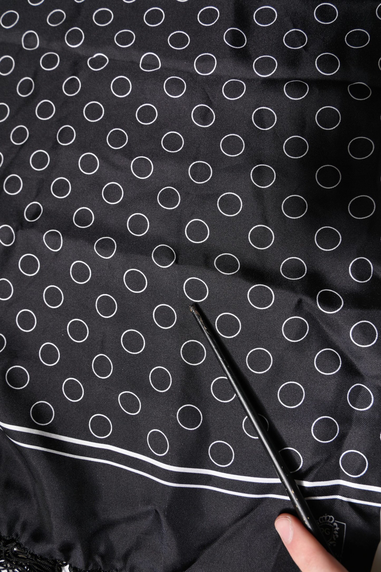 Dolce & Gabbana Schwarze Kreise Seidenfransen Schal Wickelschal