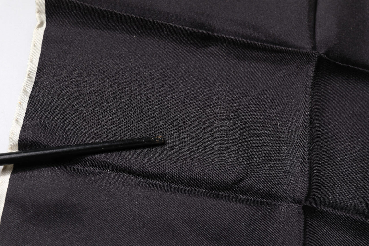 Dolce & Gabbana Schwarzer Crown Logo Quadratischer Taschentuchschal