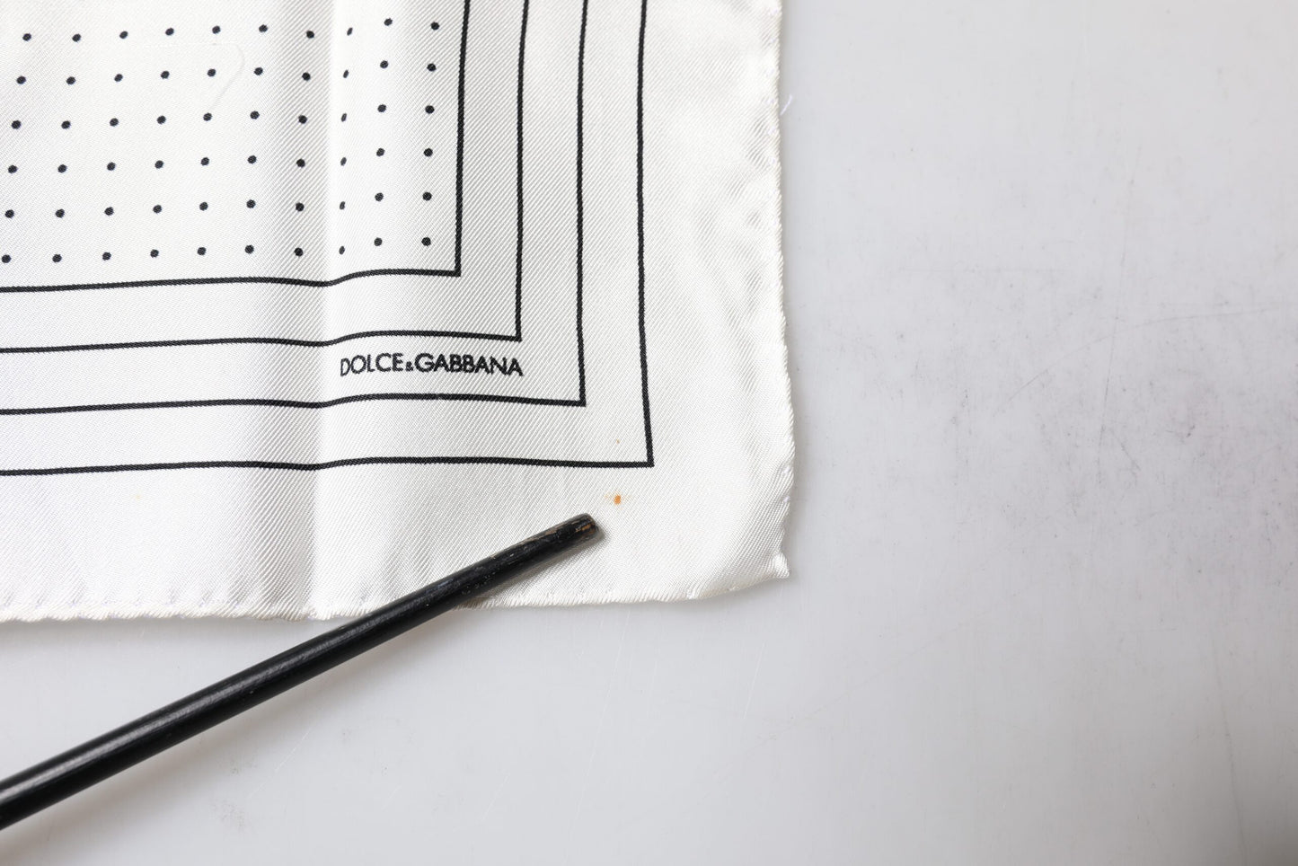 Dolce & Gabbana Weißer gepunkteter quadratischer Taschentuchschal