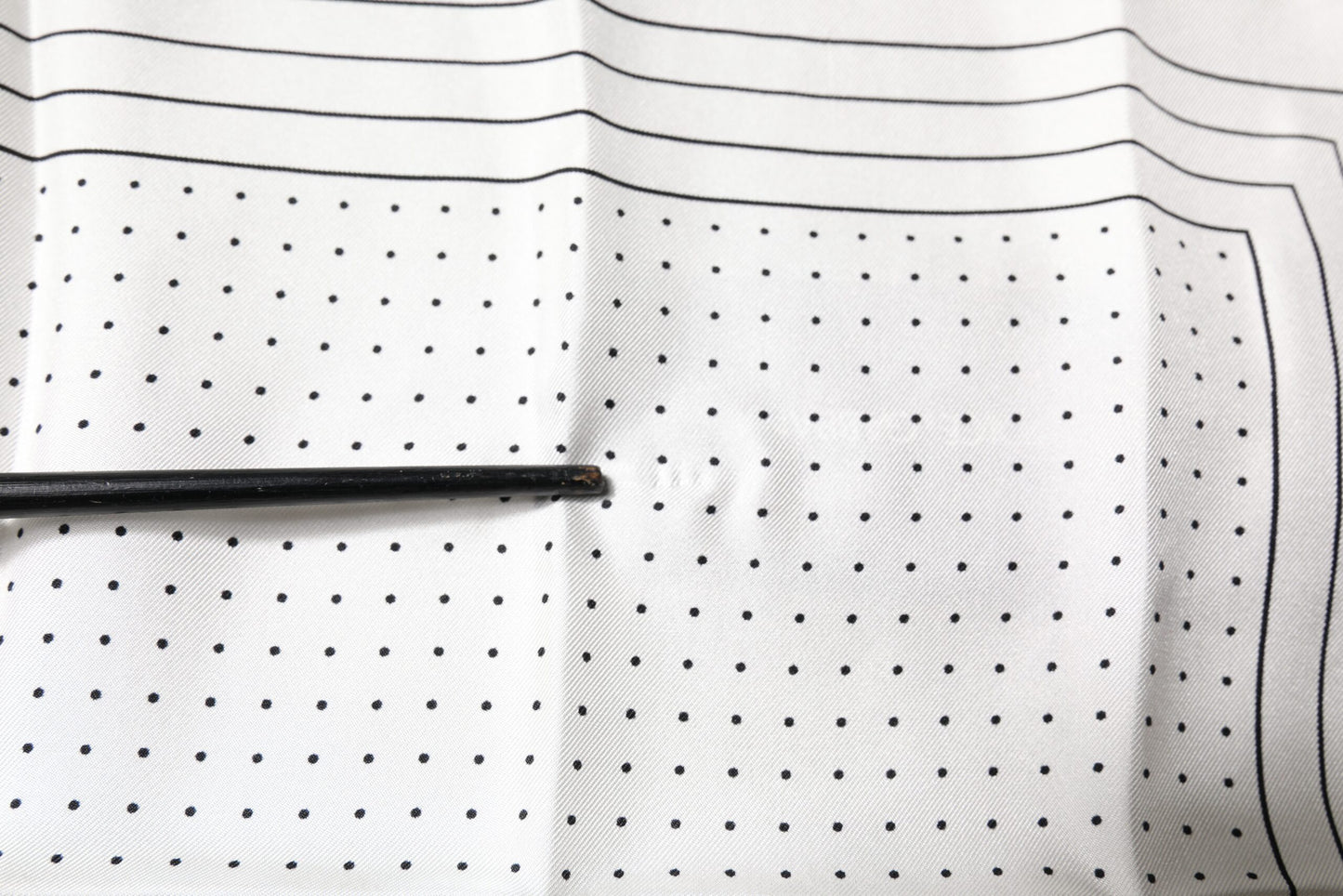 Dolce & Gabbana Weißer gepunkteter quadratischer Taschentuchschal