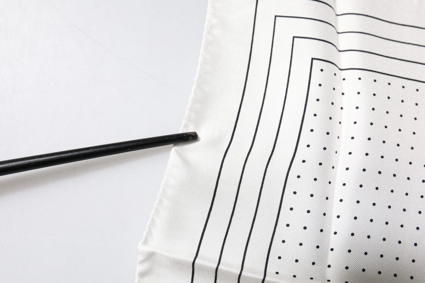 Dolce & Gabbana Weißer gepunkteter quadratischer Taschentuchschal