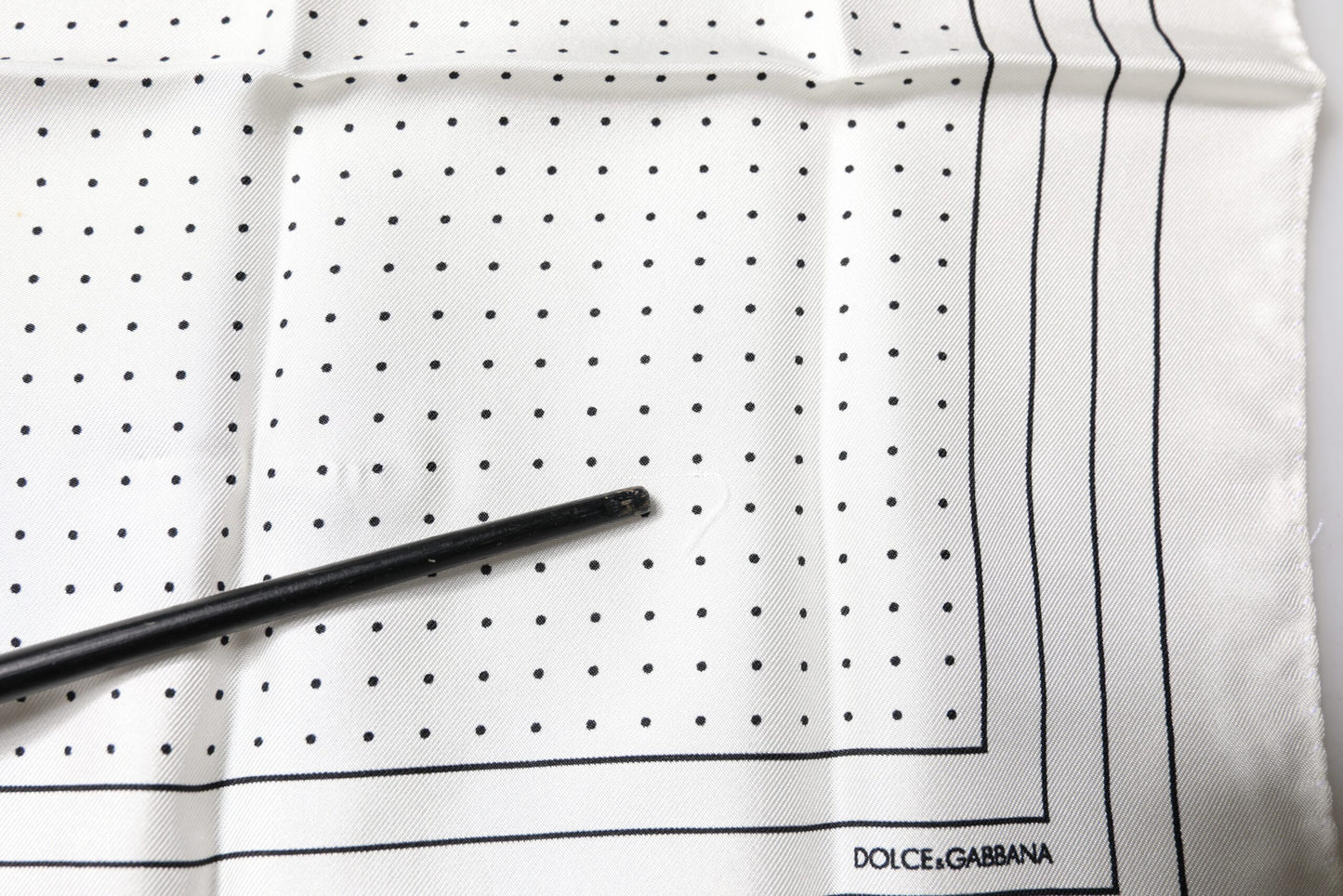Dolce & Gabbana Weißer gepunkteter quadratischer Taschentuchschal