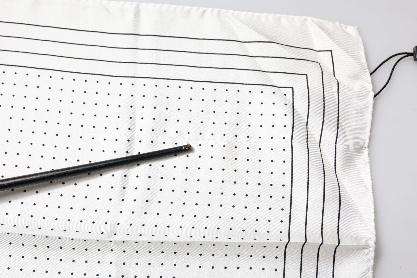 Dolce & Gabbana Weißer gepunkteter quadratischer Taschentuchschal