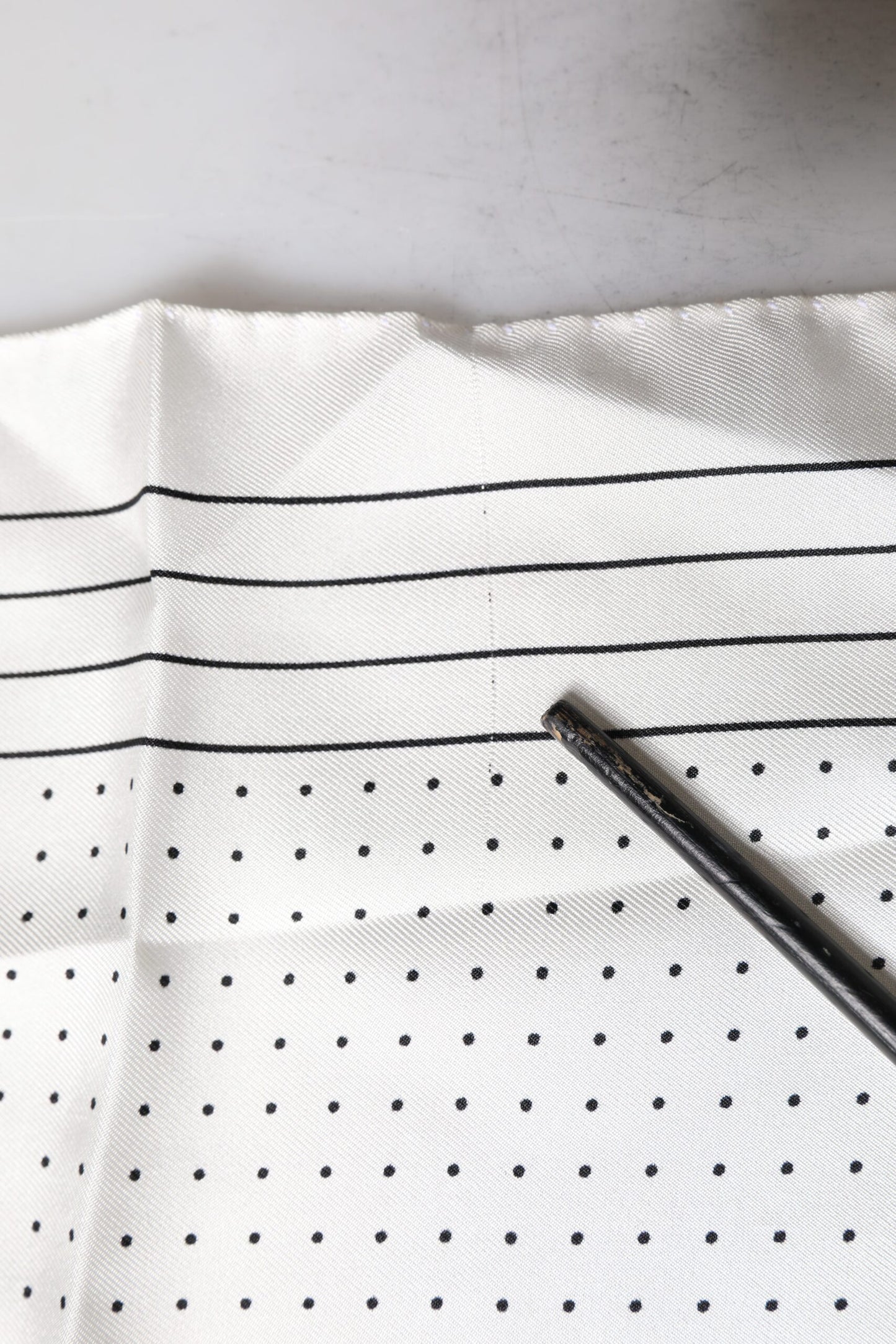 Dolce & Gabbana Weißer gepunkteter quadratischer Taschentuchschal