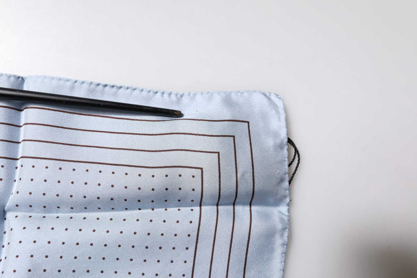 Dolce & Gabbana Himmelblauer gepunkteter quadratischer Taschentuchschal