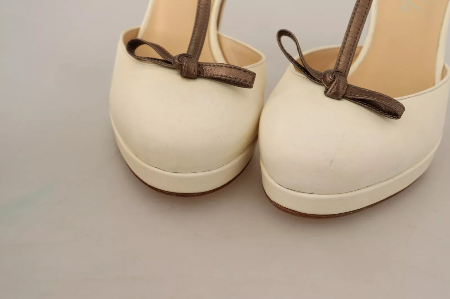 SERGIO LEVANTESI Aus weißem Leder T-Strap Heels Sandalen Schuhe