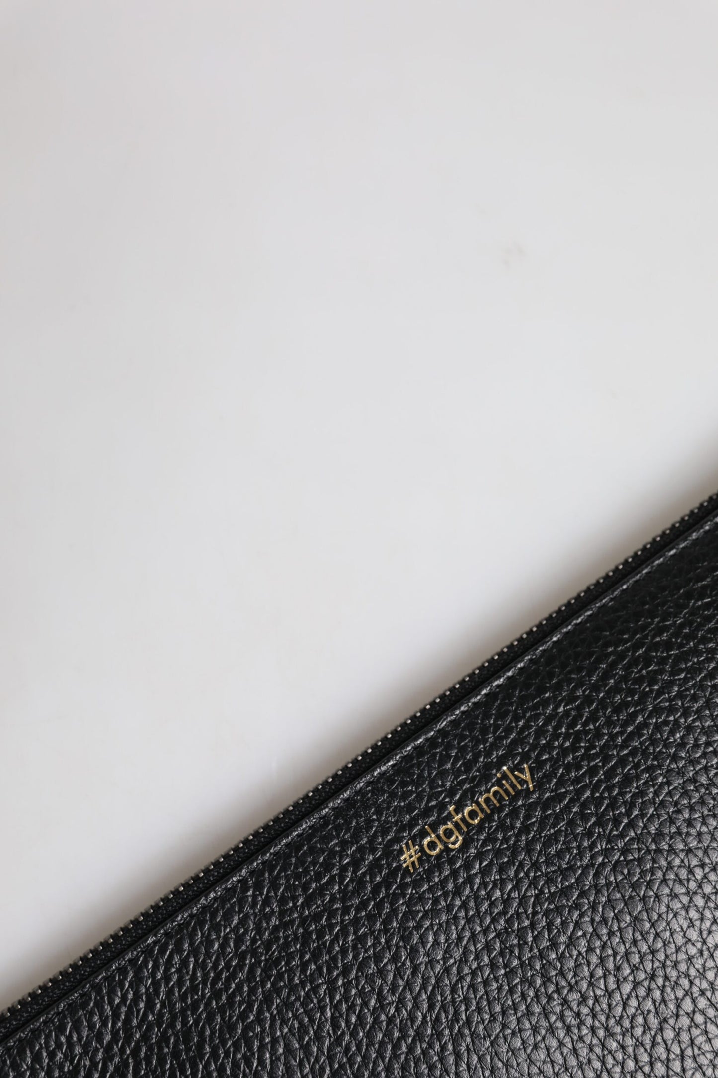 Dolce & Gabbana Schwarzes Leder #DGFAMILY verschönert Männer Zip Pouch Tasche