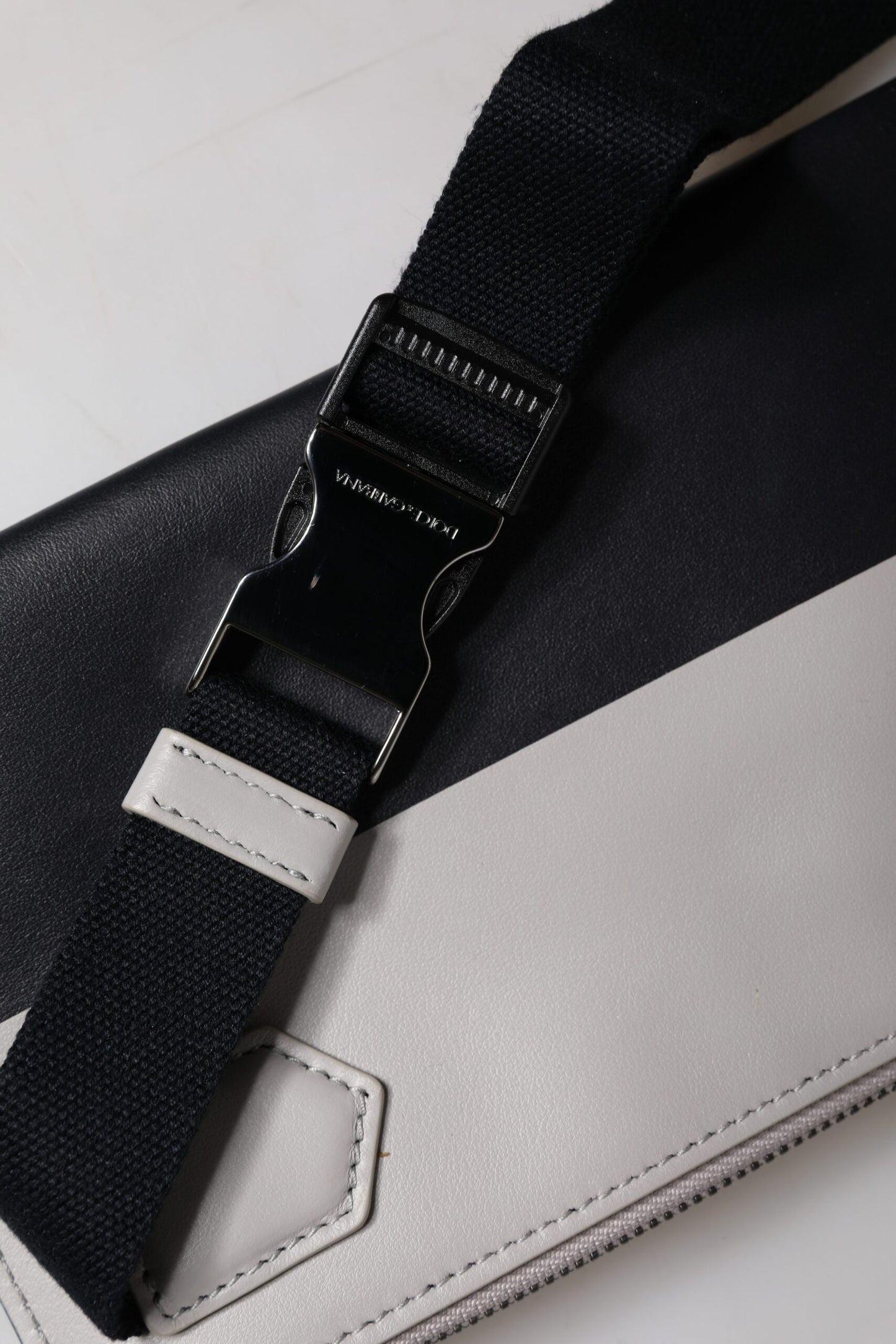 Dolce & Gabbana Schwarz-weißes Leder mit Logo-Prägung Crossbody Bag