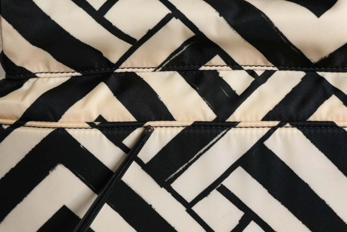 Dolce & Gabbana Schwarz Weiß Nylon Leder Travel Back Pack Tasche