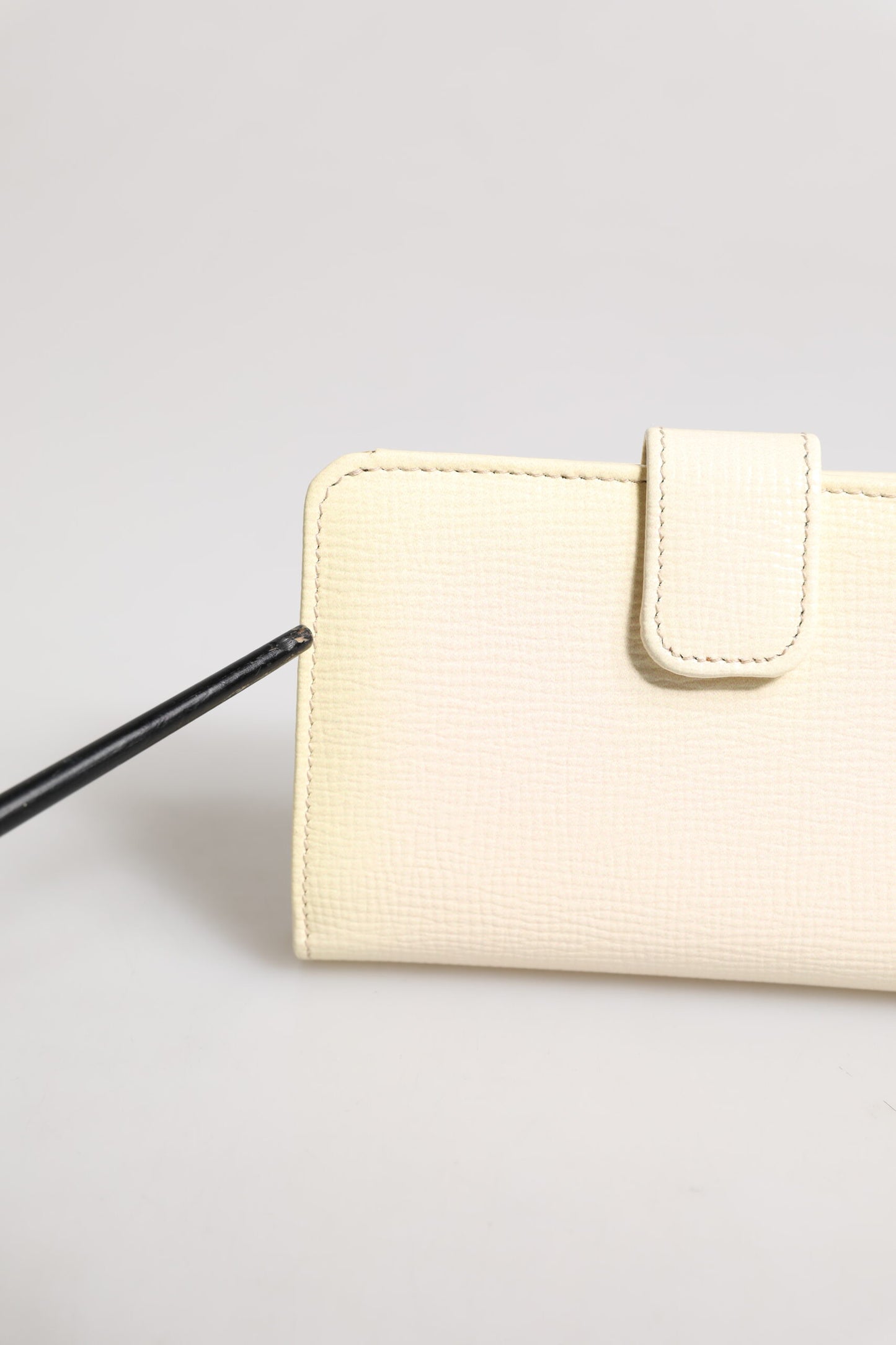 Dolce & Gabbana Elfenbeinfarbenes Kalbsleder Kompaktes Logo Plaque Kartenhalter Brieftasche