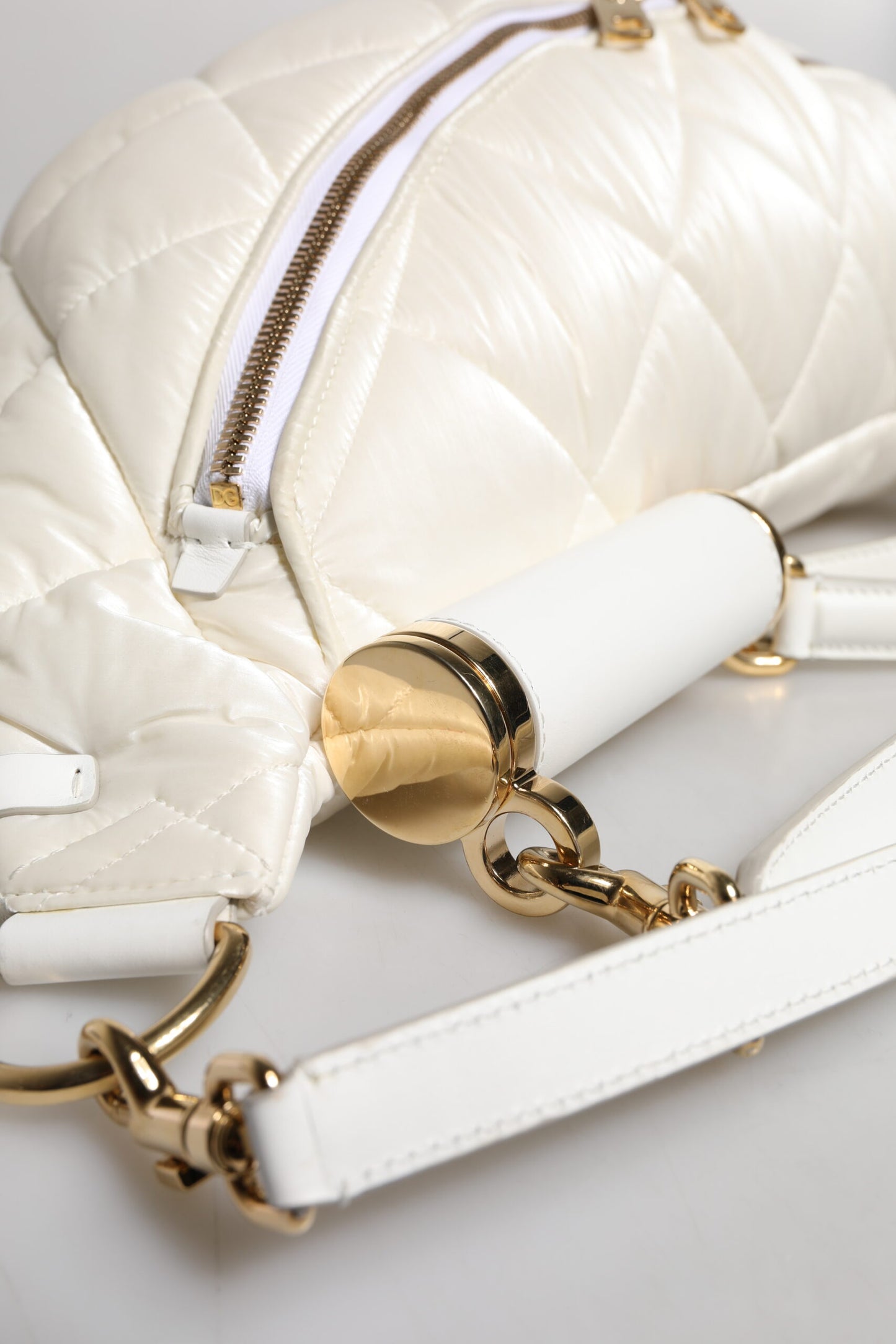 Dolce & Gabbana Weiße gesteppte Logo-Plakette Gürtel Taille Gürteltasche