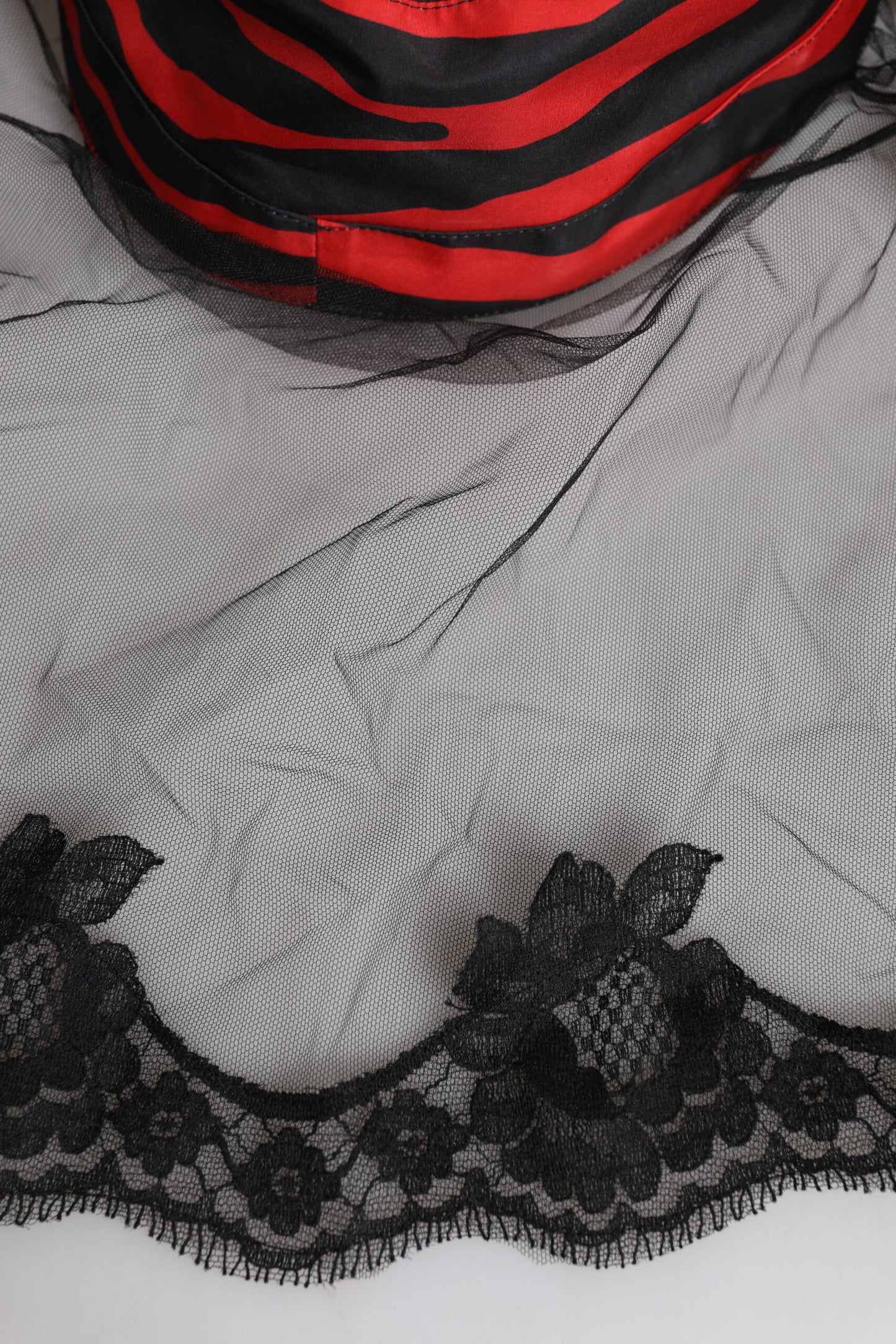 Dolce & Gabbana Schwarz-Rot Gestreift Spitze Tüll Eimer Hut