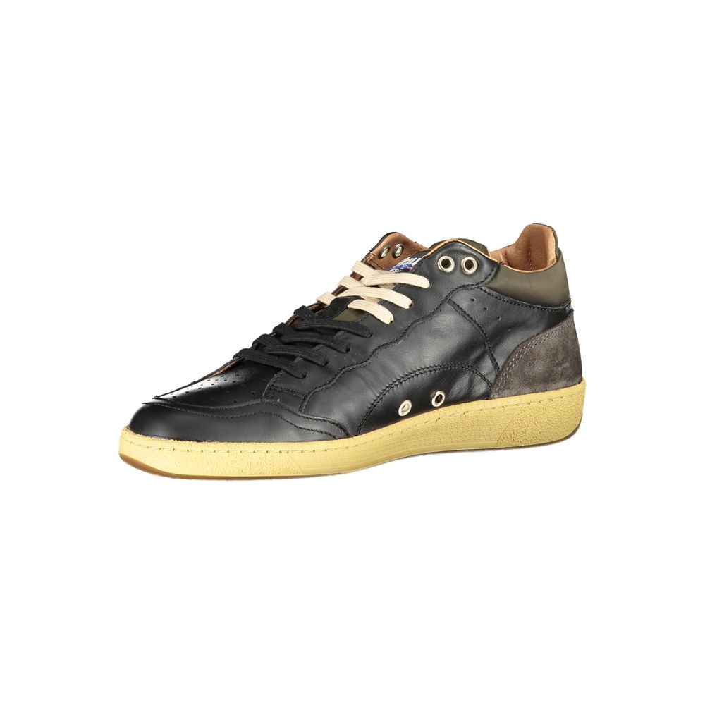 Blauer Schlichte schwarze Schnürsenkel-Sneakers mit kontrastierenden Details