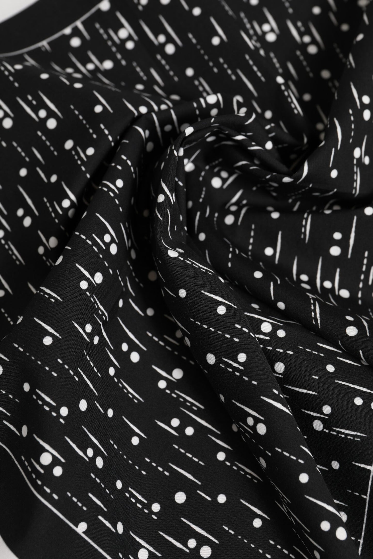 Dolce & Gabbana Schwarzer weißer bedruckter Foulardschal