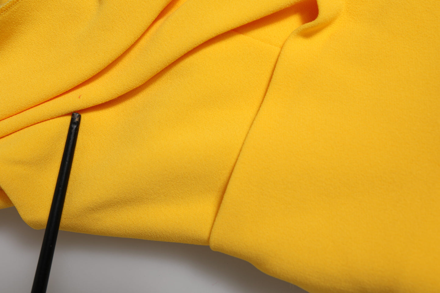 Dolce & Gabbana Gelbes Etuikleid mit Seitenschlitz und einer Schulter