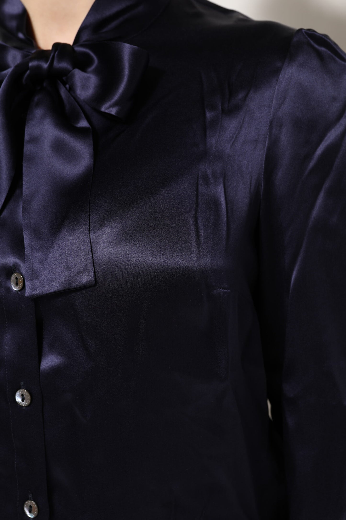 Dolce & Gabbana Dunkelviolettes Seidenblusentop mit Ascot-Kragen