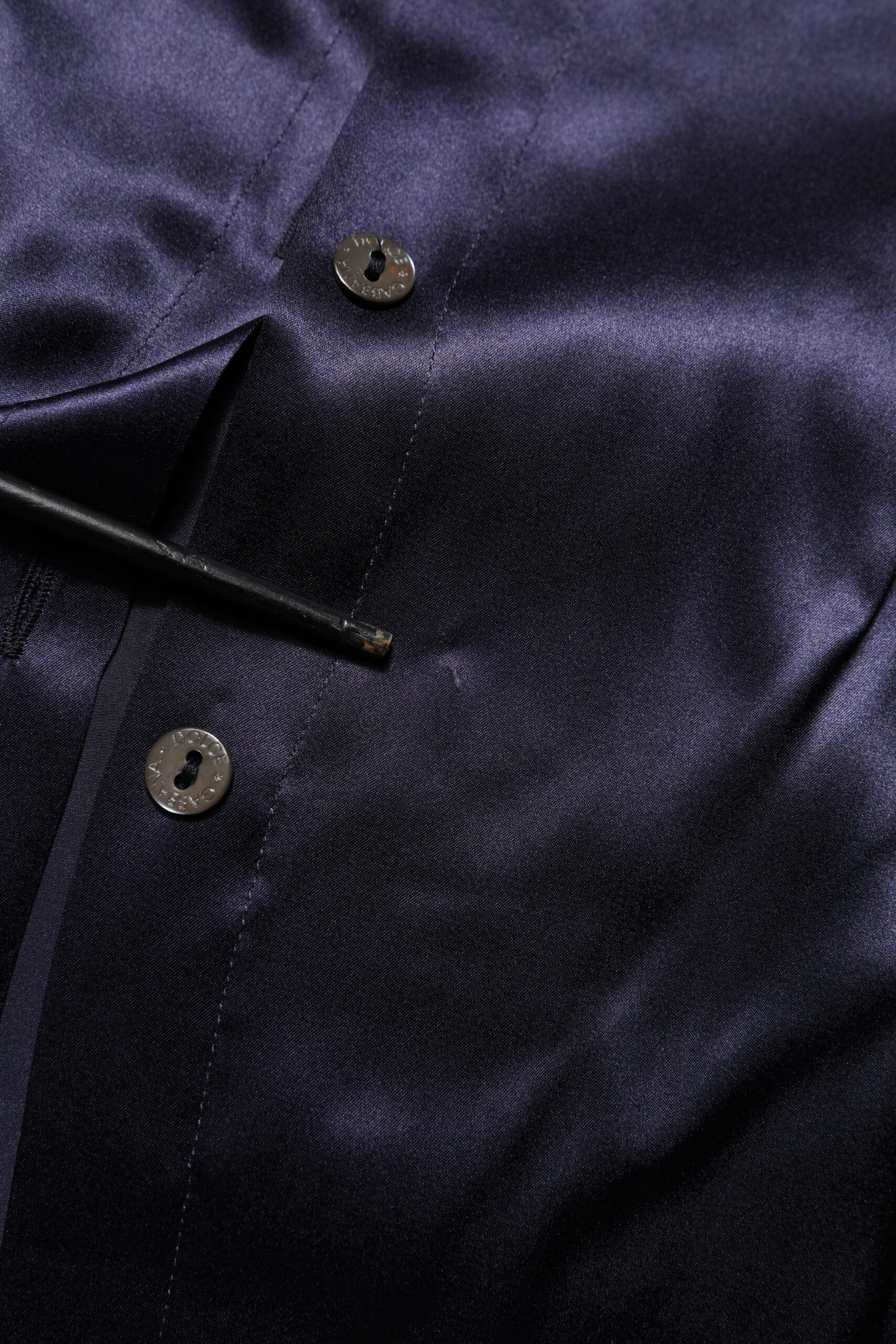 Dolce & Gabbana Dunkelviolettes Seidenblusentop mit Ascot-Kragen