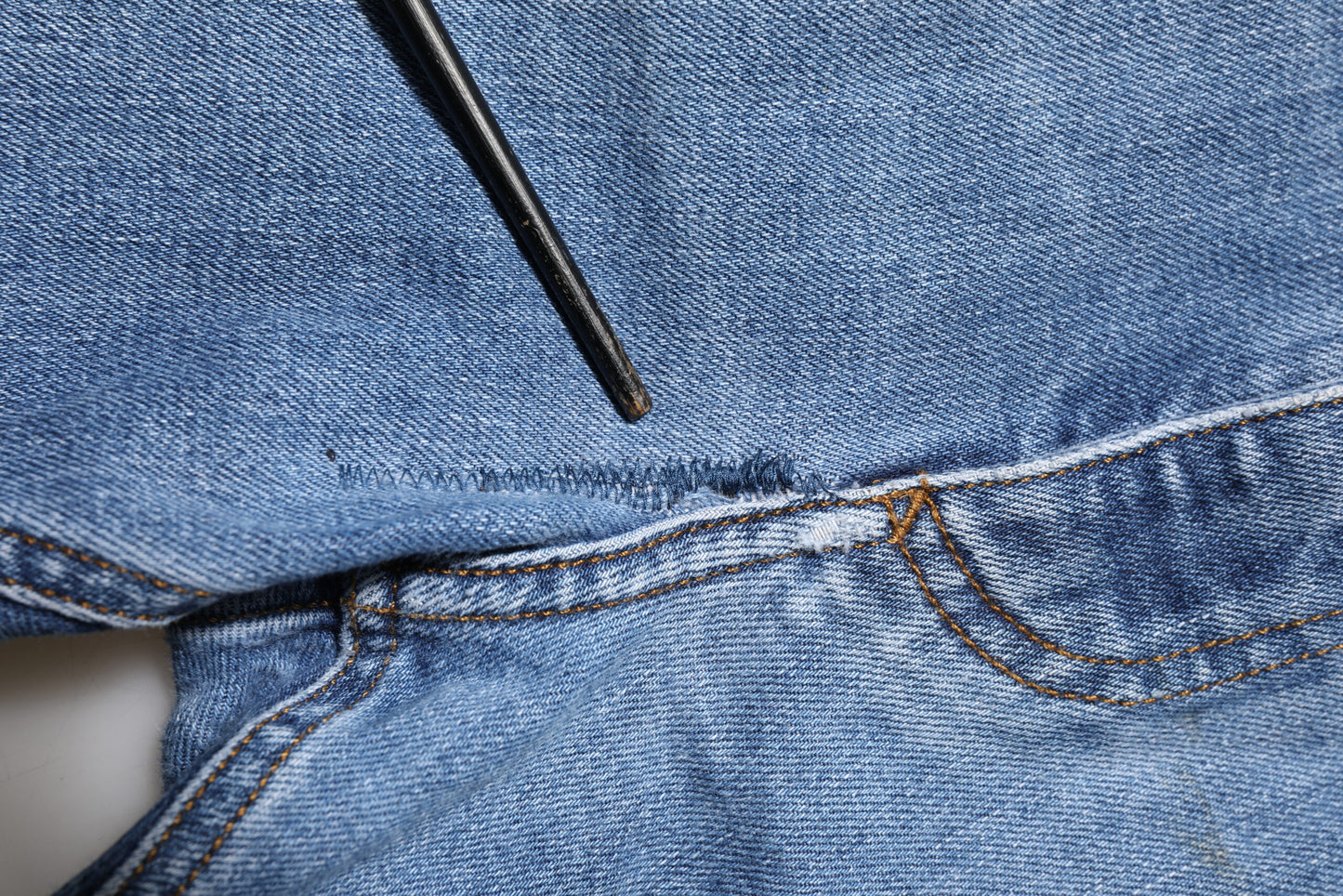 Dolce & Gabbana Blaue verwaschene Denim-Jeans mit zerfledderter Logoplakette