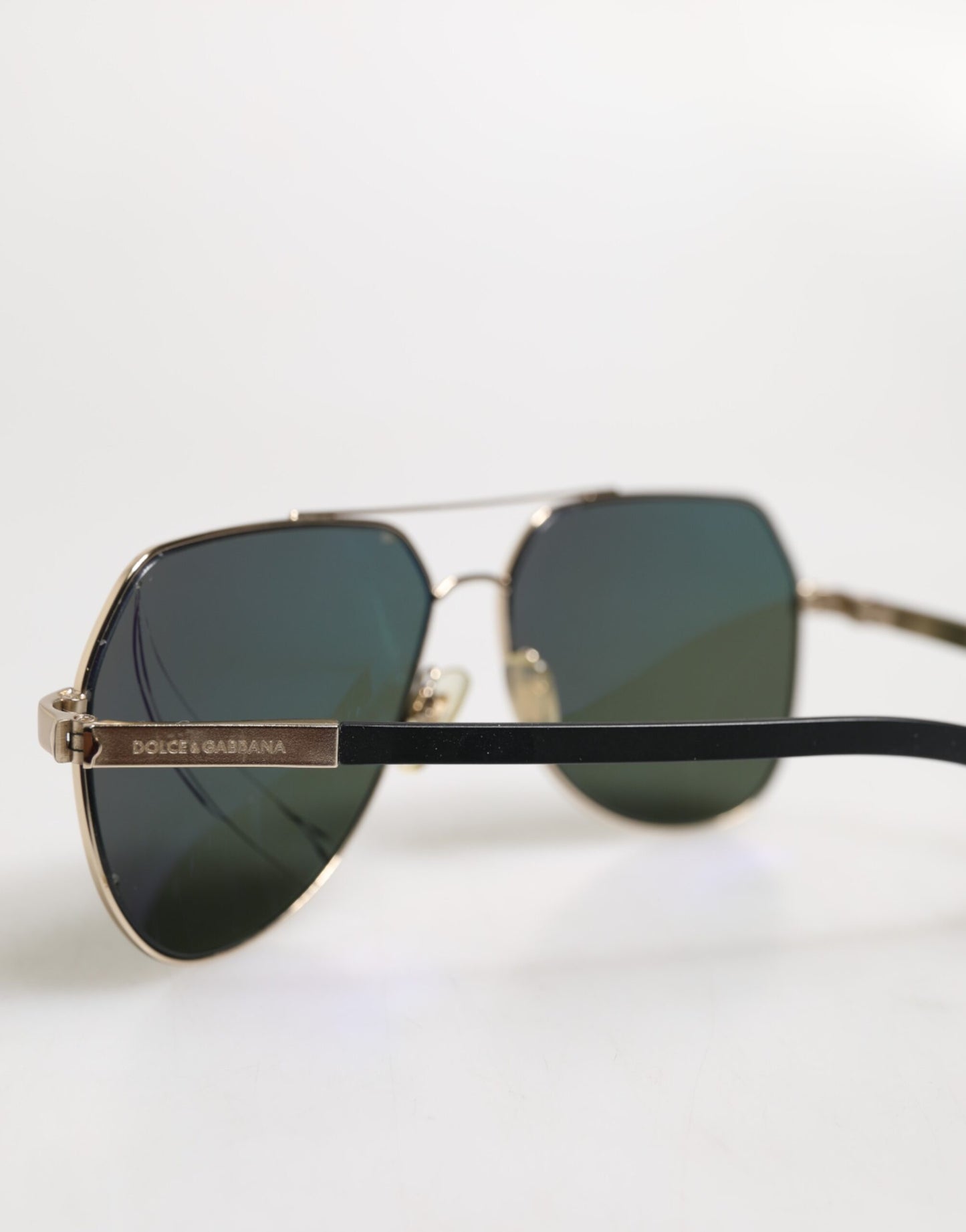 Dolce & Gabbana Schwarze 18K vergoldete Sonnenbrille aus polarisiertem Stahl DG2133K