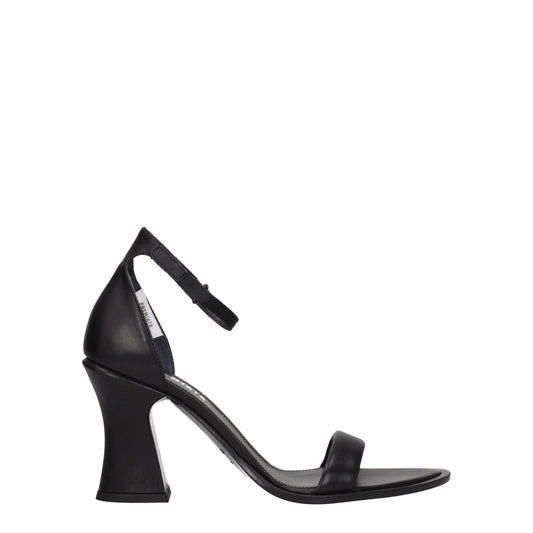 Premiata Flache Sandalen aus schwarzem Leder