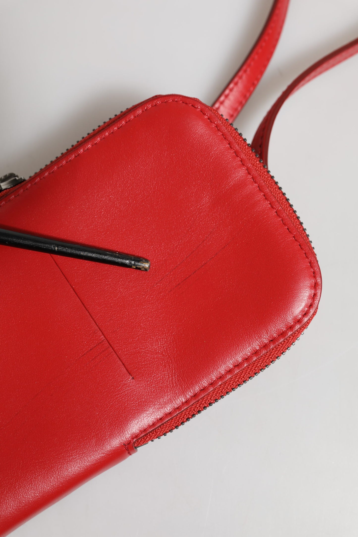 Dolce & Gabbana Rotes Leder Portemonnaie Telefon Sling Crossbody Neck Strap Tasche