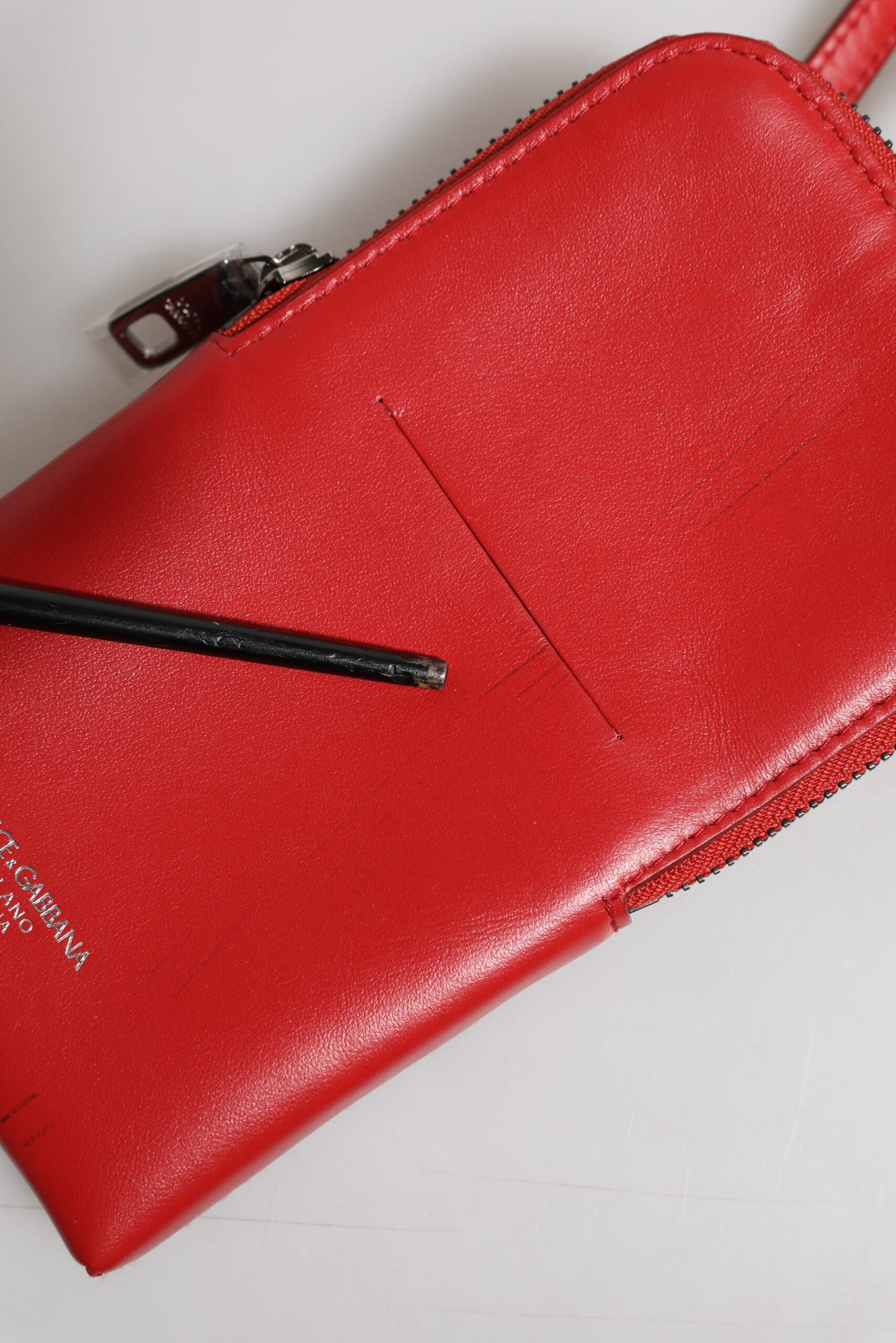 Dolce & Gabbana Rotes Leder Portemonnaie Telefon Sling Crossbody Neck Strap Tasche