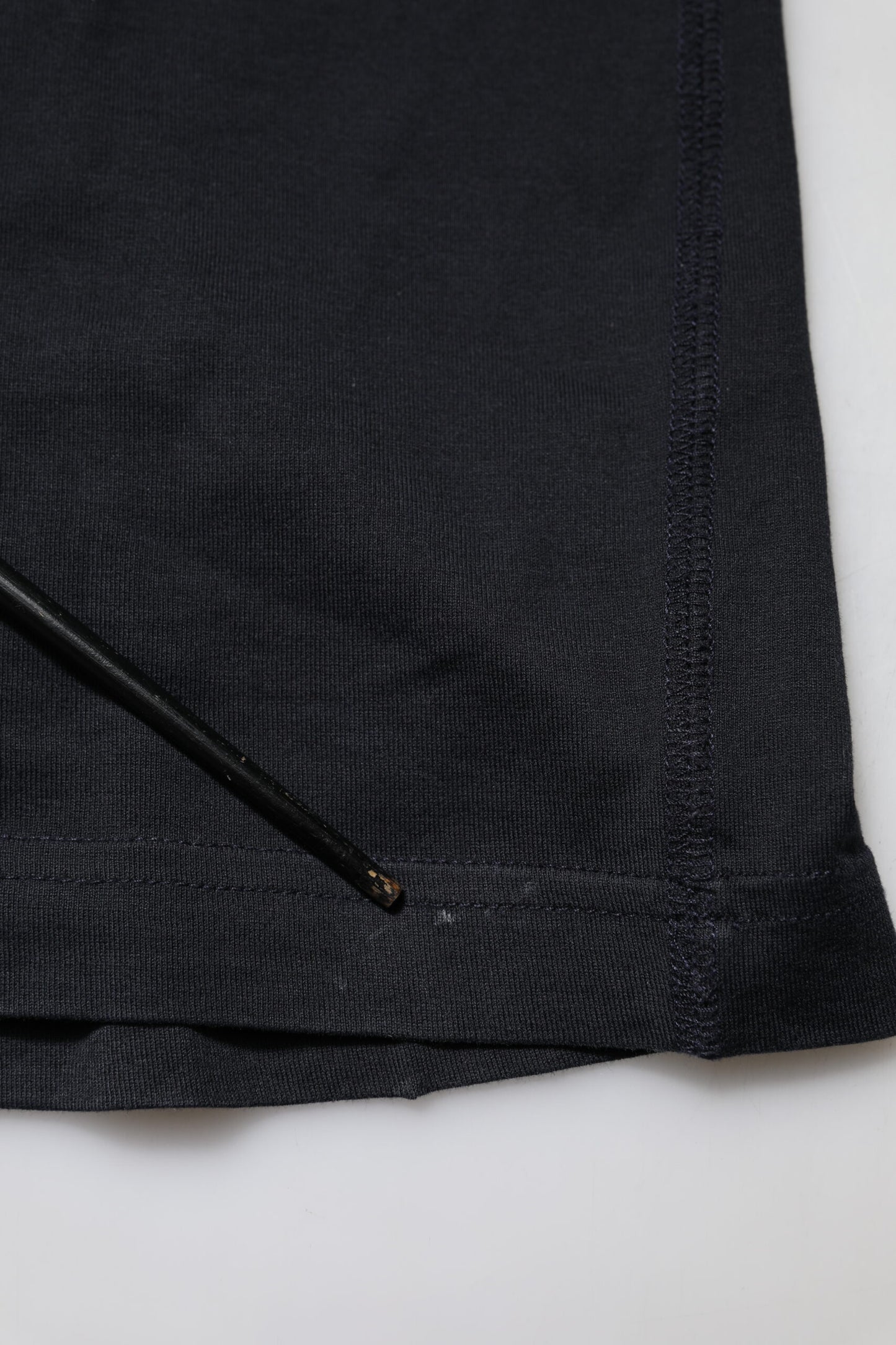 Dolce & Gabbana Dunkelblaues T-Shirt mit Logo-Plakette aus Baumwolle mit Rundhalsausschnitt