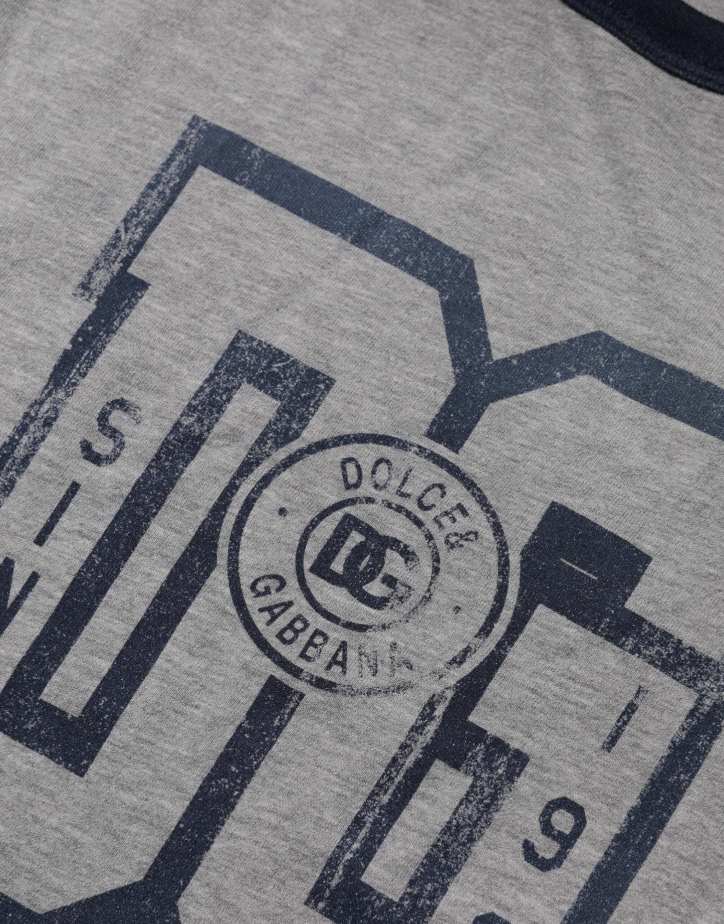 Dolce & Gabbana Graues DG-Grafikdruck-T-Shirt aus Baumwolle mit Rundhalsausschnitt