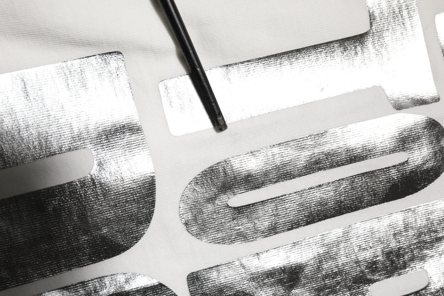 Dolce & Gabbana Weißes T-Shirt mit Metallic-Druck aus Baumwolle mit Rundhalsausschnitt