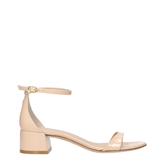 Stuart Weitzman Flache Sandalen aus Leder in Beige